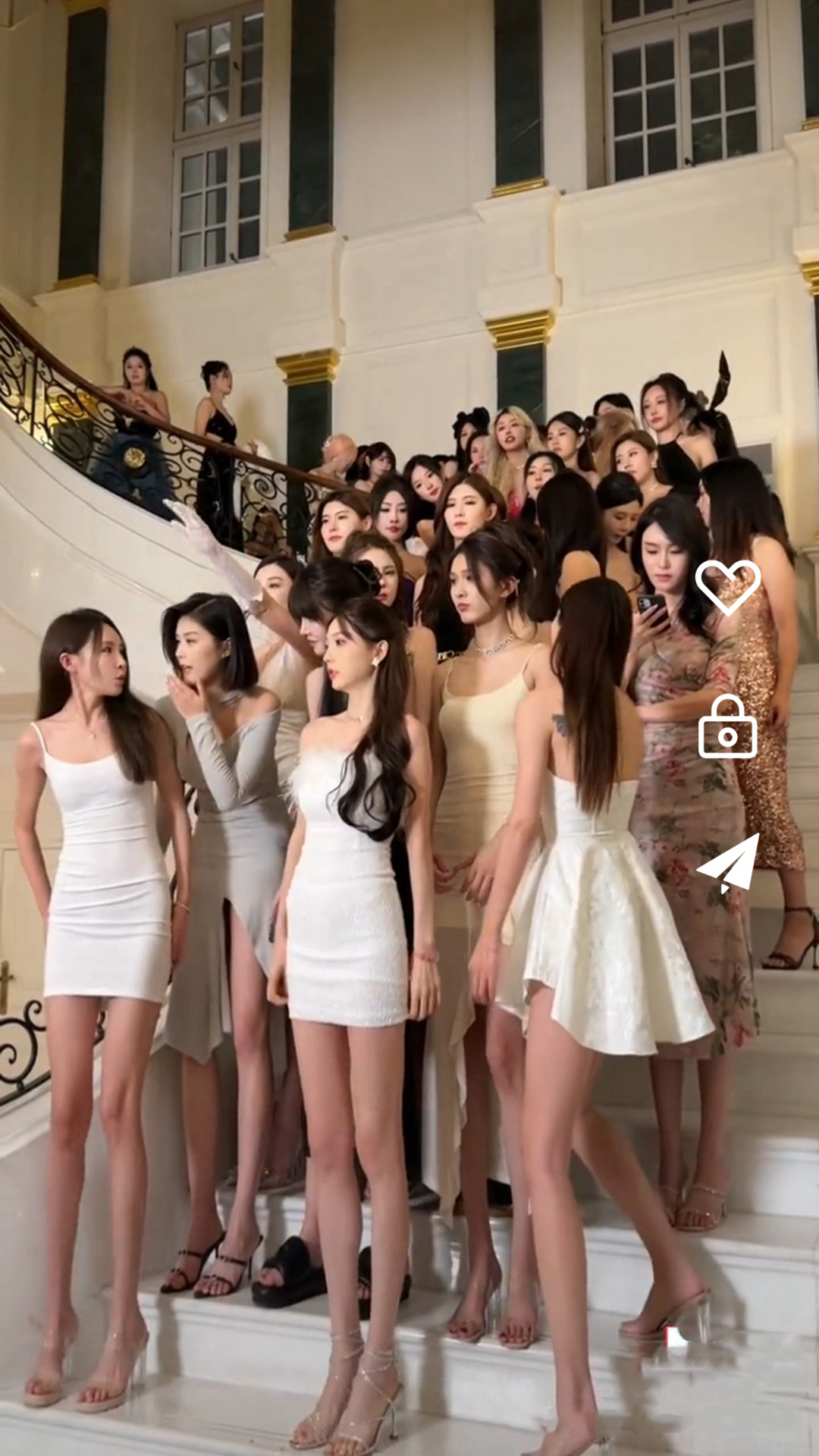 夫妻主汽车上享受口舌服务截图